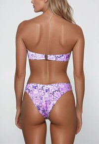 Paarse bikini met een paisleypatroon; bandeau-top met een sluiting aan de achterkant en een laag uitgesneden broekje. Gladde textuur met levendige kleuren en gedetailleerde accenten.