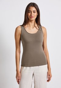 Oliven grøn tanktop lavet af blødt, strækbart stof med en bred udskæring og ærmeløs design. Glat tekstur, tætsiddende form, minimale sømdetaljer.