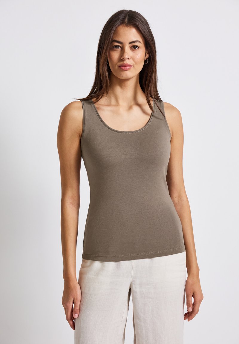 Oliven grøn tanktop lavet af blødt, strækbart stof med en bred udskæring og ærmeløs design. Glat tekstur, tætsiddende form, minimale sømdetaljer.