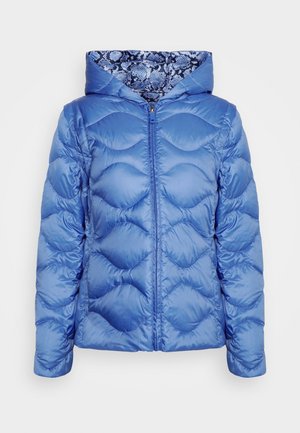 Chaqueta acolchada azul con diseño de rombos, que cuenta con cierre de cremallera y capucha. El forro interior tiene un acento de patrón de serpiente azul.