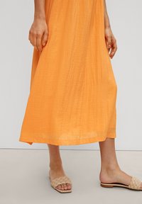 comma MIT RÜSCHENDETAIL - Sukienka letnia