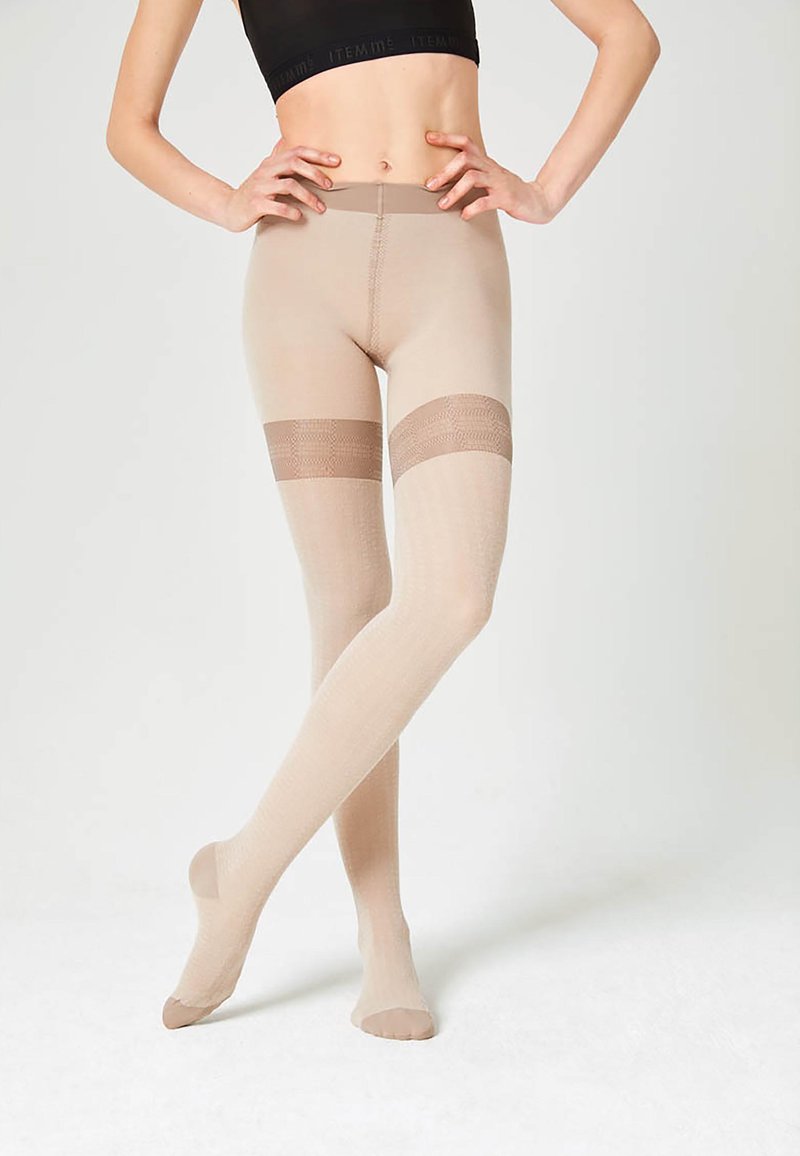 Collant beige alti alla coscia con texture trasparente, caratterizzati da un bordo lavorato in alto e una finitura liscia che si estende fino alle punte.