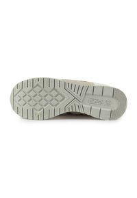 Schuhsohle aus hellgrauem Gummi, mit einem strukturierten Profilmuster und Rautenformen, sowie einer markanten Markenkennzeichnung an der Seite.