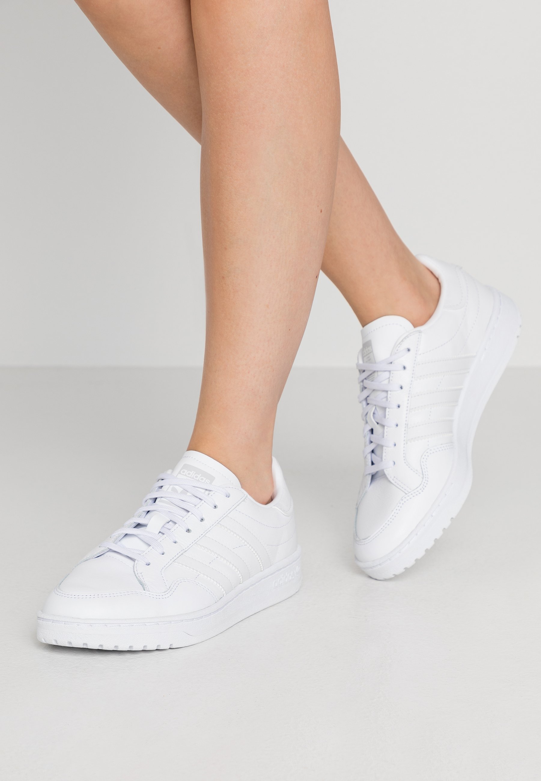 adidas Originals TEAM COURT SPORTS INSPIRED SHOES Joggesko adidas Originals TEAM COURT Joggesko footwear white