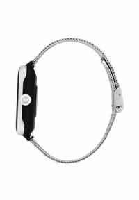 Smartwatch con cassa rettangolare nera, accenti argentati, cinturino metallico testurizzato e pulsante a corona rotondo sul lato.