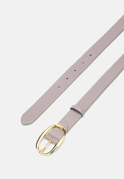 Ceinture en cuir gris clair avec une boucle ovale dorée et plusieurs trous d'ajustement sur fond blanc.