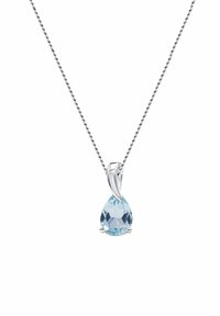 Collana in argento con un ciondolo a forma di pera, realizzato in una pietra azzurra chiara con superficie sfaccettata, tenuto saldamente da un elegante anello in argento.