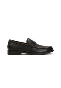 Czarne skórzane loafersy o teksturowanym wykończeniu, z dekoracyjnym metalowym akcentem i niskim obcasem. Klasyczny kształt, elegancki design.