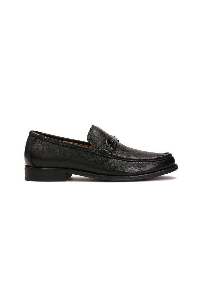 Czarne skórzane loafersy o teksturowanym wykończeniu, z dekoracyjnym metalowym akcentem i niskim obcasem. Klasyczny kształt, elegancki design.