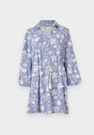 Vestido a rayas azul y blanco con escote en V y cuello, con bordado floral blanco y cintura ajustable con cordón y borlas. Mangas largas.