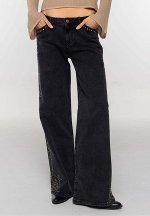 CON TACHUELAS DECORATIVAS - Vaqueros boyfriend - black