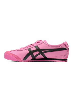 Niski różowy tenisówka z czarnymi paskami, sznurowanym wzorem i teksturowaną podeszwą, widoczna z boku na białym tle.