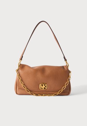 Bruine gestructureerde leren handtas met een gouden ketting en riem, voorzien van een goudkleurig MK-logo op de voorsluiting.