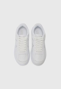 Zapatillas blancas con detalles perforados, parte superior de cuero suave y tela, puntera redonda, cordones en tono, suela acolchada y un branding minimalista.