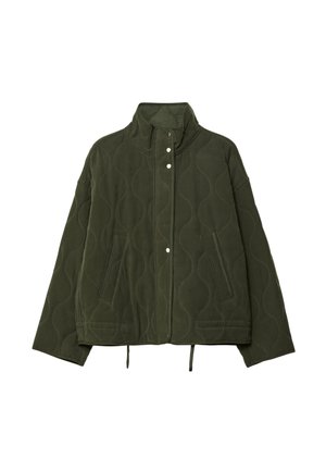 Veste matelassée verte avec un col montant, des boutons-pression et deux poches à l'avant ; présente un motif ondulé subtil et un ourlet avec cordon de serrage.