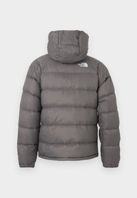 Šedá péřová bunda s kapucí, se vodorovně prošívanými částmi, elastickými manžetami a malým logem na horní části zad.