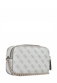 Borsa a tracolla grigia con motivo, chiusura con zip, tracolla in catena argentata e design del logo distintivo su una superficie in tessuto textures.