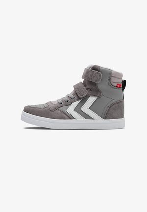 High-Top-Sneaker aus grauem Veloursleder und Leder, mit weißem Zickzack-Design, Klettverschlüssen und einem strukturierten Stoffkragen. Weiße Sohle.