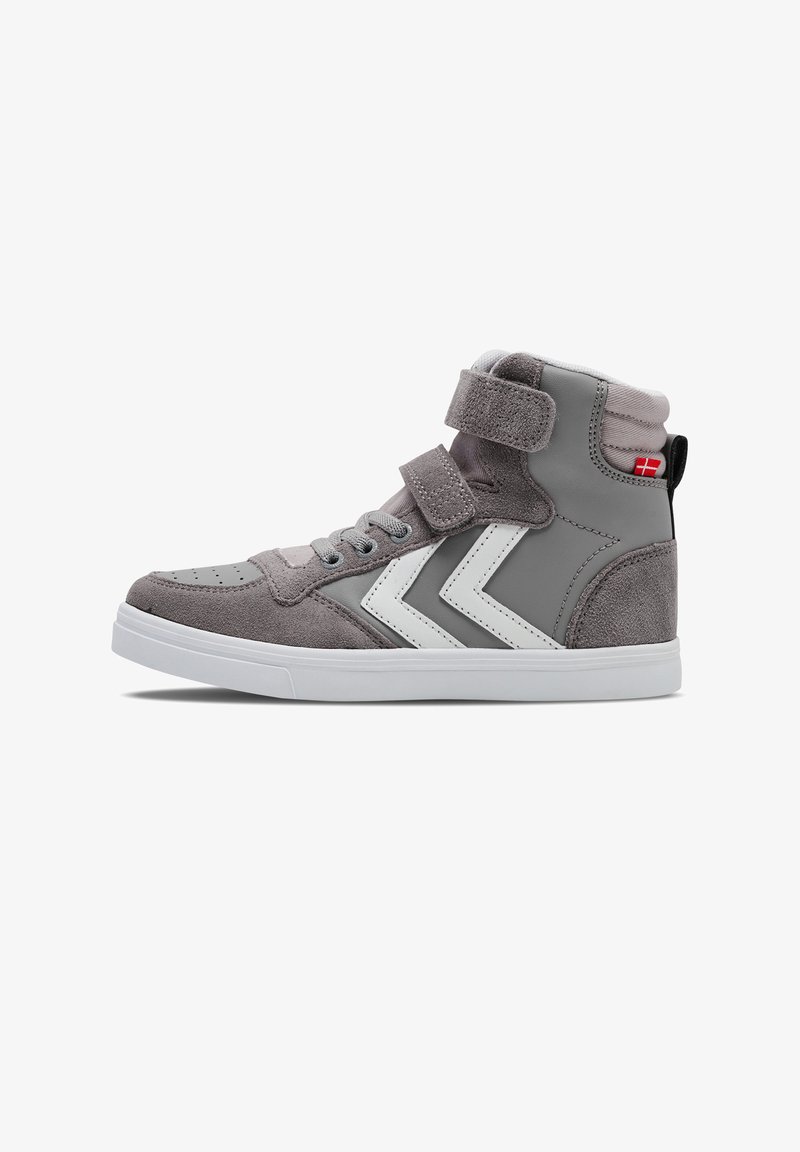 Wysokie sportowe buty z szarego zamszu i skóry, z białym wzorem w zygzak, paskami na rzepy oraz teksturowanym kołnierzem z tkaniny. Biała podeszwa.