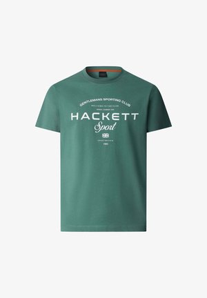 Zielony t-shirt z krótkim rękawem z białym napisem "Gentlemans Sporting Club Hackett Sport Great Britain 1983" oraz małą brytyjską flagą.