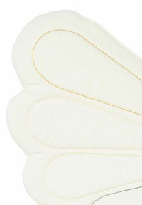 Fehér szövet, amely egy egymásra fedő sziromlevelek sorozatát utánzó, steppelt mintával rendelkezik, sárga, rózsaszín és zöld hímzési díszítésekkel.