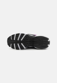 Svart atletisk skosula med texturerad gummi, med ett multidirektionellt mönster och gråa detaljer längs kanterna.