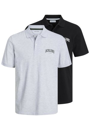 Zwei Poloshirts: eines in hellgrau mit einem kleinen Logo, das andere in schwarz. Beide verfügen über einen klassischen Kragen, kurze Ärmel und einen weichen Stoff.