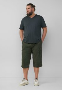 s.Oliver FILE GESTRUCTUREERDE IN EEN MET 3/4-LENGTE - Shorts - olivgrün