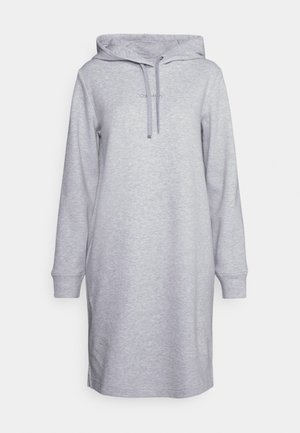 Robe sweat à capuche gris clair, longueur genou, manches longues, capuche avec cordon et logo discret sur la poitrine.