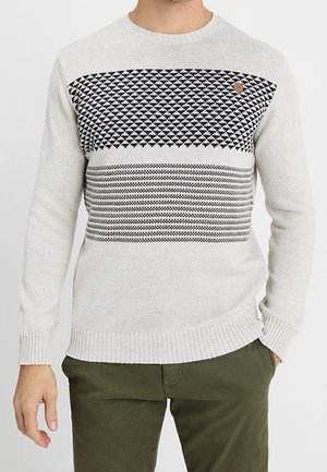 Maglione lavorato a maglia grigio chiaro con una fascia sul petto a motivo nero e polsini a coste; presenta un piccolo logo marrone sul lato sinistro.