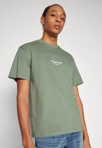 Jack & Jones JORVESTERBRO CREW NECK - Triko s potiskem - laurel wreath
