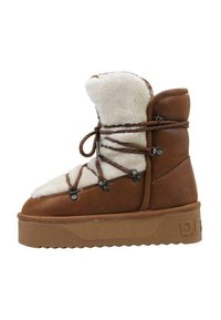 Bota de imitación de cuero marrón con un forro blanco esponjoso, detalles de cordones y una suela de plataforma. Presenta acentos de metal y tela texturizada.