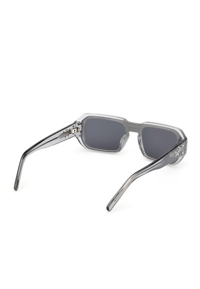 Gafas de sol rectangulares transparentes de color gris con lentes oscuras y patillas ligeramente curvadas, vistas desde atrás sobre un fondo blanco.