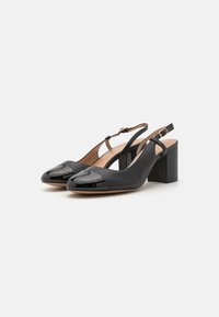 Svarte slingback-hæler med firkantet blokkhæl, patentlærhette, glatt matte overflaten og ankelrem med detalj i gullspenne.