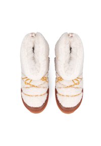 Stivali foderati in pile bianchi con suola in gomma marrone, dotati di lacci gialli e una texture morbida, progettati per calore e comfort.