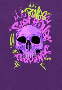 Fialové pozadí s odvážným, stylizovaným designem lebky ve stylu graffiti v růžové a zelené barvě s textem "Street Bones" a "Crazy Bones."