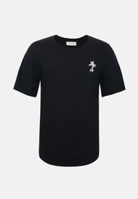 Μαύρο μπλουζάκι με κοντά μανίκια, στρογγυλή λαιμόκοψη και μικρό κεντητό γκέκο και λουλούδια στο αριστερό στήθος.