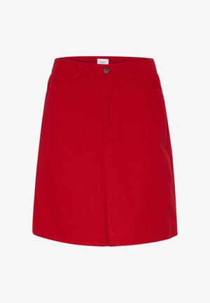 Sarkans džinsa svārki ar pieguļošu jostu, priekšējo pogu aizdari un divām sānu kabatām. Apakšmala beidzas virs ceļgaliem. Gluda struktūra.