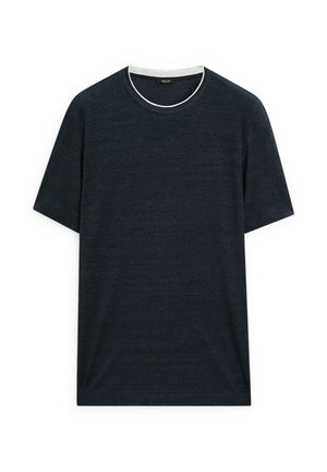 Donkerblauwe t-shirt met korte mouwen van zachte stof, voorzien van een contrasterende witte ronde hals en een relaxte pasvorm. Lichte textuur zichtbaar.