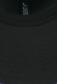 Schwarze Baseballmütze mit einem Stoffschirm und strukturiertem Innenraum. Mit einem schwarzen Etikett, auf dem "Sienty" oben aufgedruckt ist.