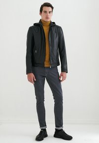 Pierre Cardin Jacka i konstläder - schwarz