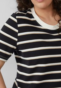 Gestreept T-shirt met zwarte, witte en beige horizontale strepen, ronde halslijn en korte mouwen; gemaakt van zacht katoen.