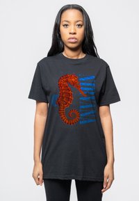Paradiso Clothing NIRVANA SEAHORSE - Print T-shirt - black