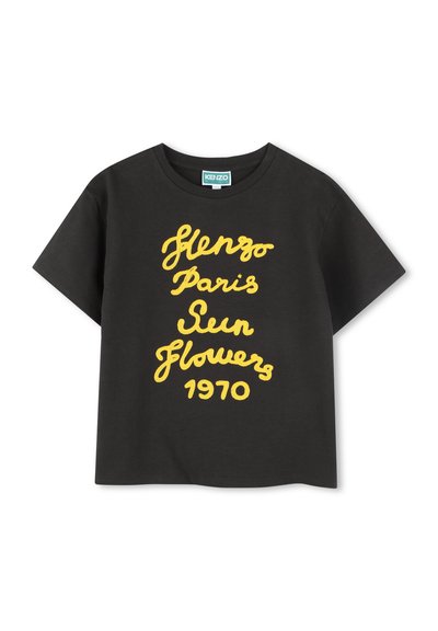 Czarna koszulka bawełniana z krótkim rękawem. Zawiera żółty kursywny napis: "Kenzo Paris Sun Flowers 1970." Okrągły dekolt, luźny krój.
