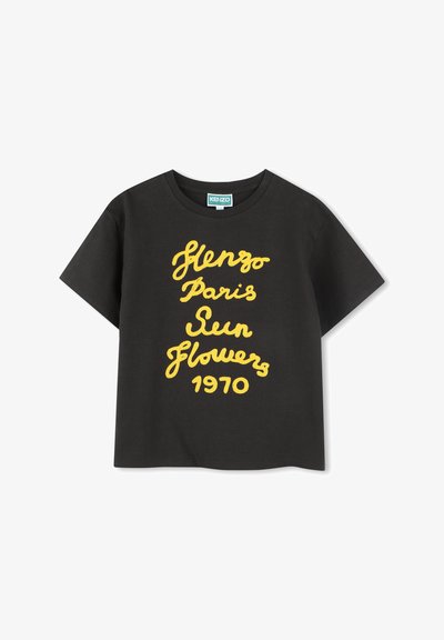 Czarna koszulka bawełniana z krótkim rękawem. Zawiera żółty kursywny napis: "Kenzo Paris Sun Flowers 1970." Okrągły dekolt, luźny krój.
