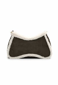 Borsa in suede verde scuro con un soffice bordo in pelliccia bianca, caratterizzata da una forma curva unica e una chiusura con cerniera nella parte superiore.