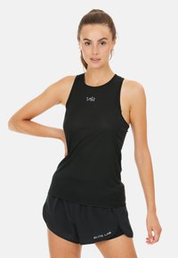 Top atletico nero con un design aderente e senza maniche, caratterizzato da un logo sottile nella parte superiore centrale; abbinato a pantaloni corti neri.