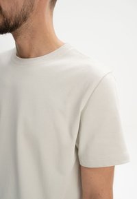MELA SCHWER PRAVIN - T-Shirt basic - birke