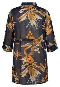 Kimono leggero e trasparente blu navy con motivi floreali in arancione, bianco e verde, dotato di colletto e maniche a tre quarti.