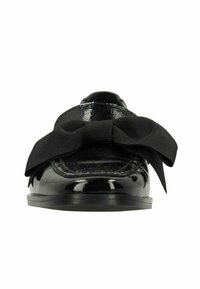 Zwarte gepatineerde leren schoen met een ronde neus, voorzien van een opvallende zwarte satijnen strik aan de voorkant en een platte zool. Glad, glanzend oppervlak.